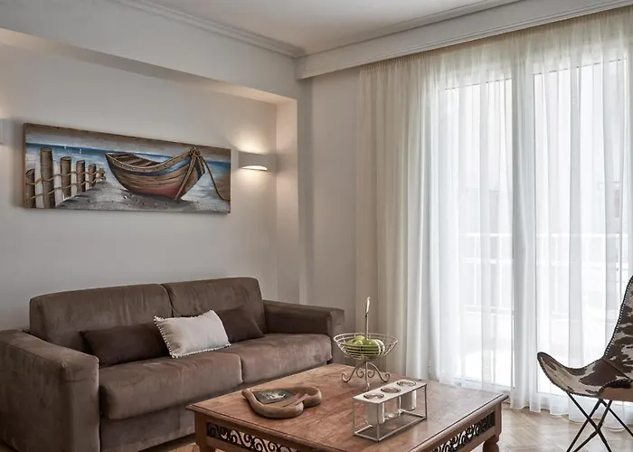 Marvelous N Bright Apt Next To Megaro Mousikis